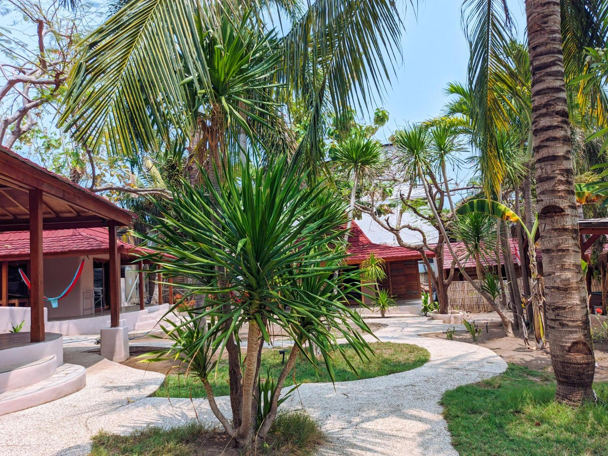 Jati Village, Party Hostel And Bungalows 吉利特拉旺安 外观 照片